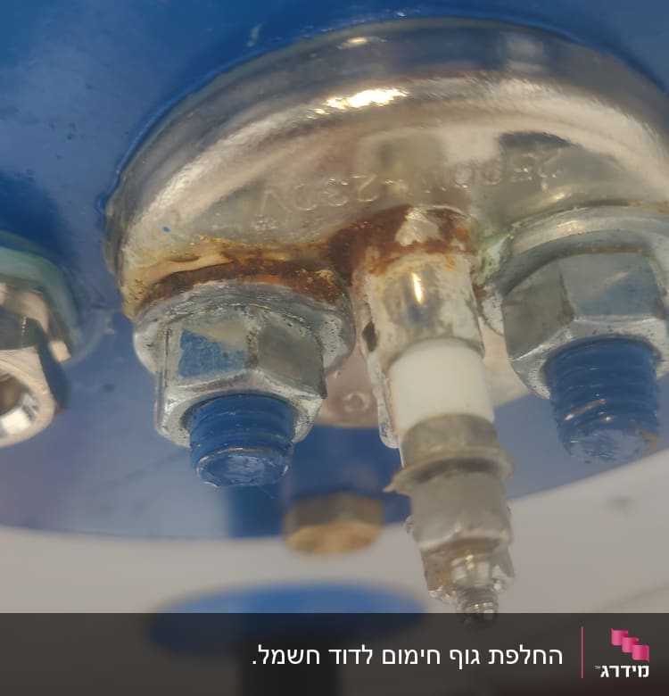 חיבורים וברגים על דוד שמש עם חלודה
